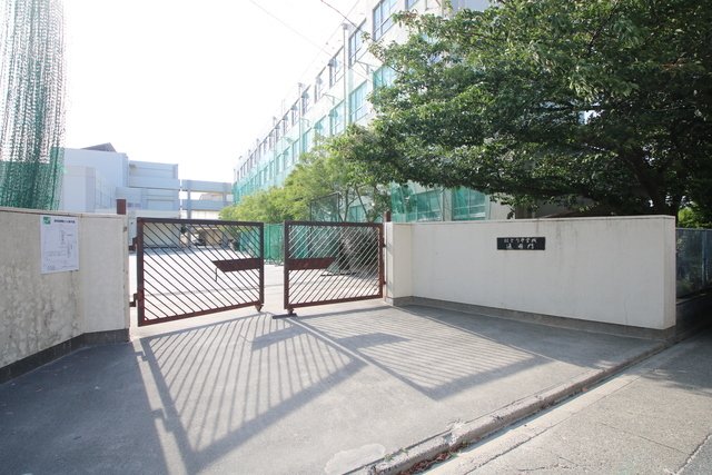 中学校　名古屋市立はとり中学校（中学校）まで1400m