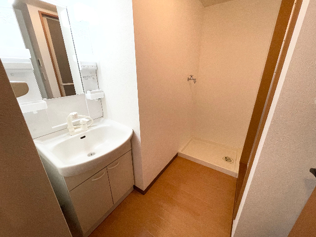 洗面設備　独立洗面台のある脱衣所