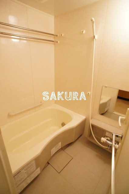 バス・シャワールーム　嬉しい追い焚き・浴室乾燥機付きです♪