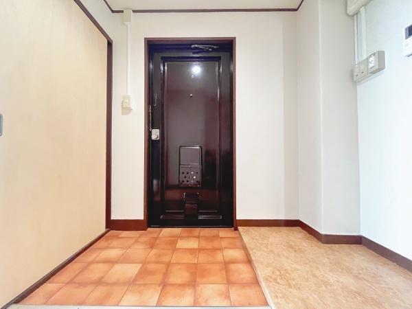 玄関　※202号室の室内写真です