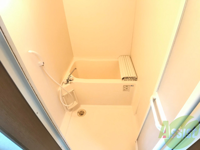 バス・シャワールーム　浴室はシンプル。一人暮らしにはちょうど良いサイズですね。