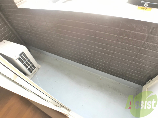 バルコニー　バルコニーは洗濯物を干すのに十分な広さがありますね。