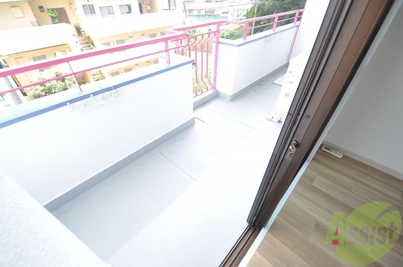 バルコニー　広めのバルコニーは風通しが良く、洗濯物もよく乾きそうです。