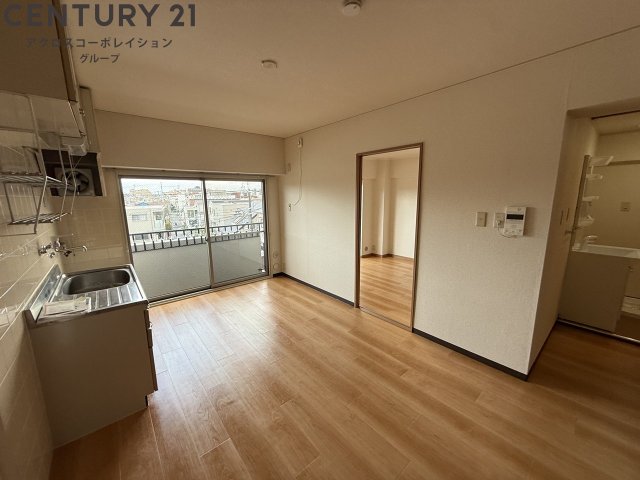 居室・リビング　床色が明るい色合いで、とてもきれいです。