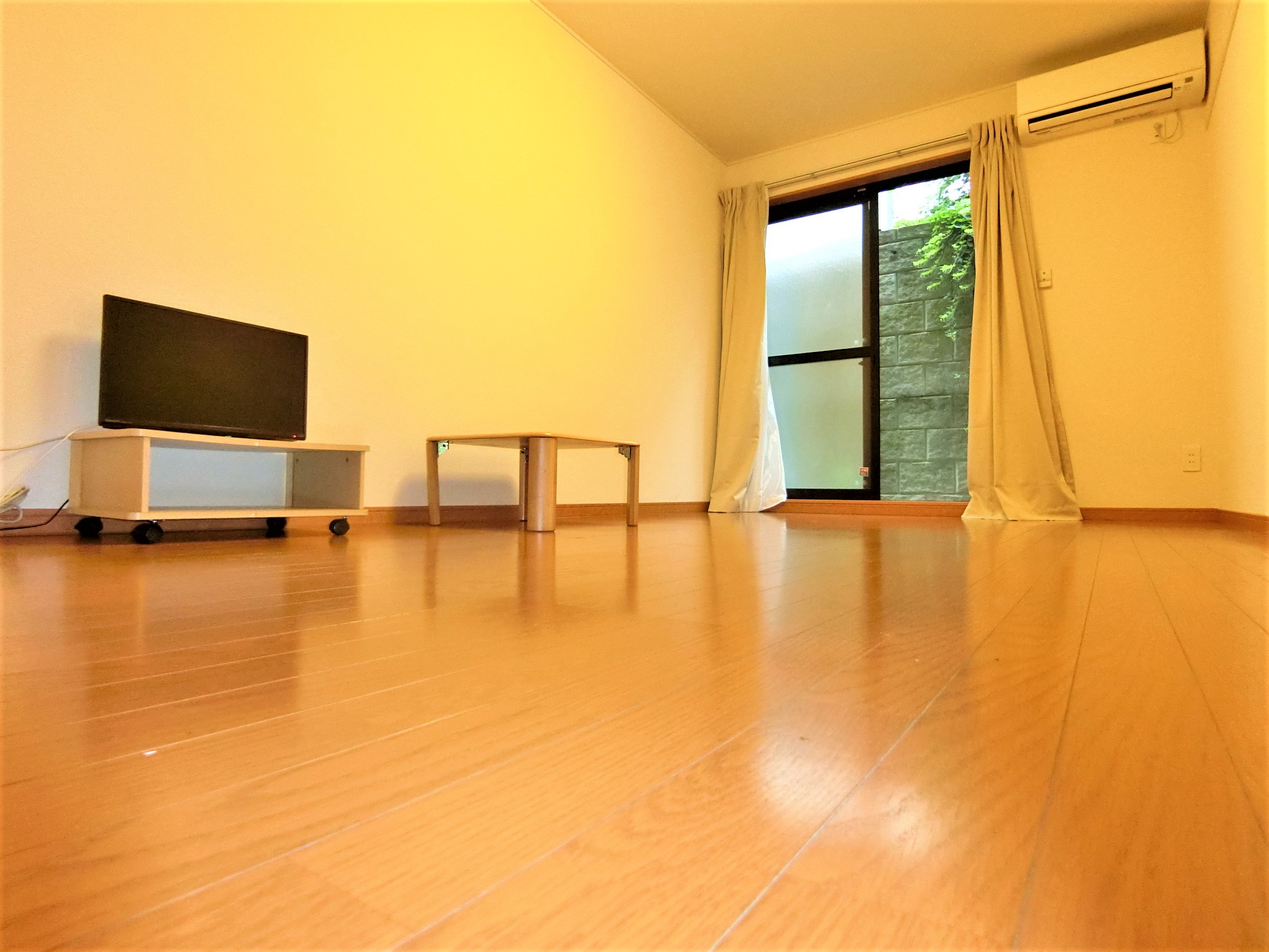 その他部屋・スペース　エアコン・テレビ・ローテーブル・カーテン・照明を完備です☆