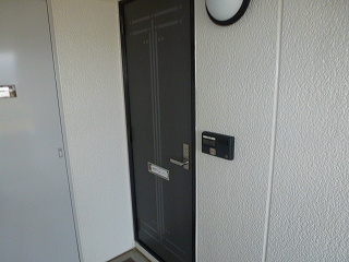 玄関　写真は302号室です