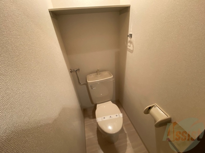 トイレ　トイレ部分はタオル掛けも設置されていますよ。