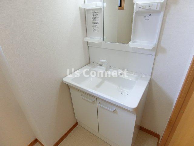 洗面設備　朝の支度もスムーズな独立洗面台。