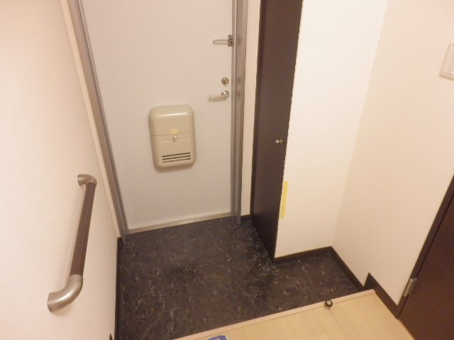 玄関　手すり付き玄関で、年配の方にも大活躍です！
