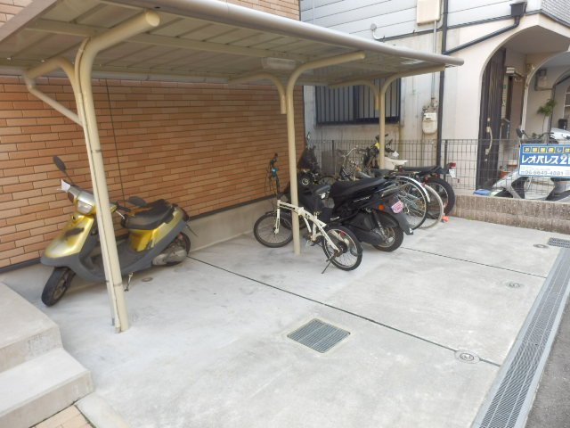 その他　自転車も安心してとめられます！人感センサーライト搭載！