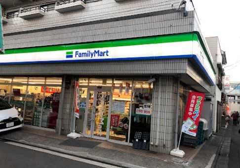 コンビニ　ファミリーマート 生麦店（コンビニ）まで883m
