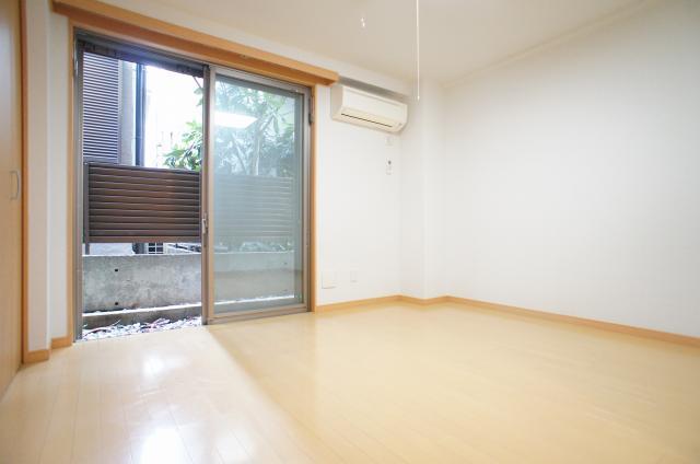 居室・リビング　★明るいフローリングフロア♪