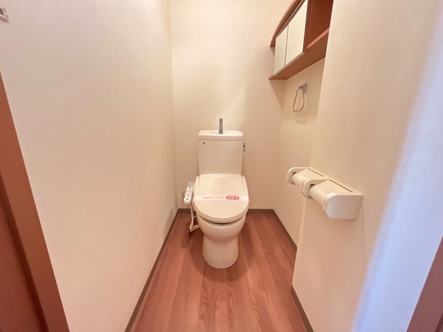 トイレ　収納付き、シャワー付き