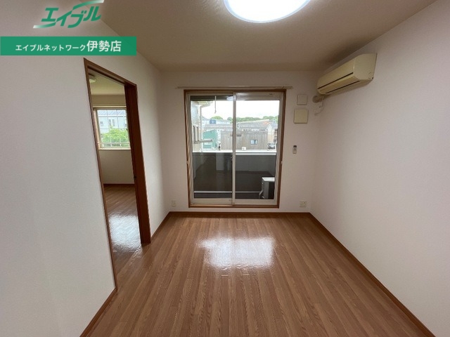 居室・リビング　同物件別室画像