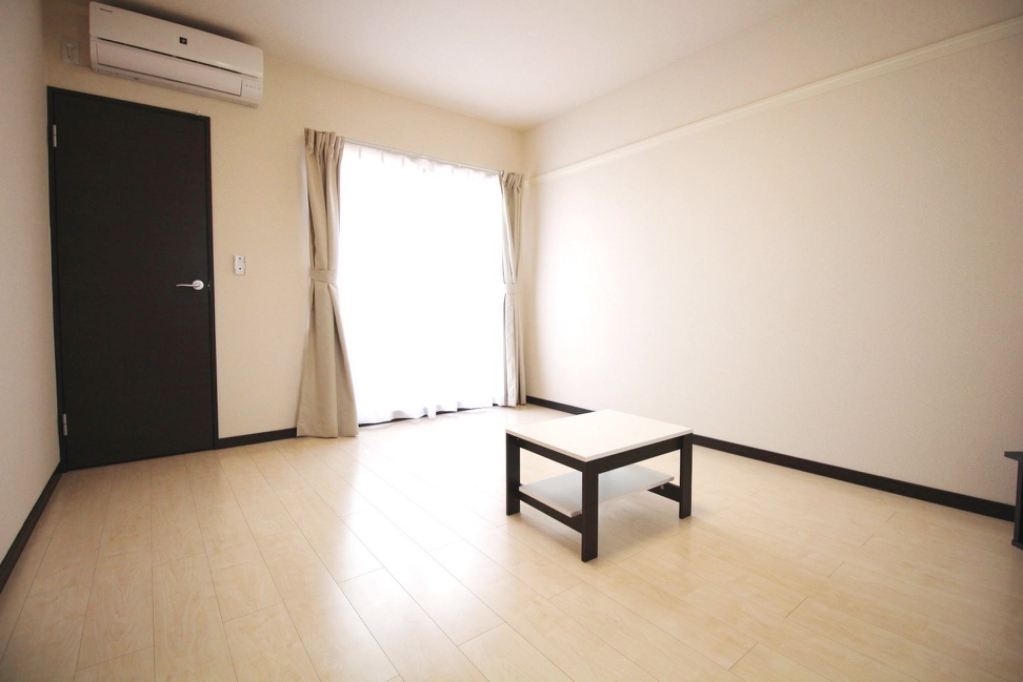 居室・リビング　採光面は南西向き☆（号室により配置の反転有り）