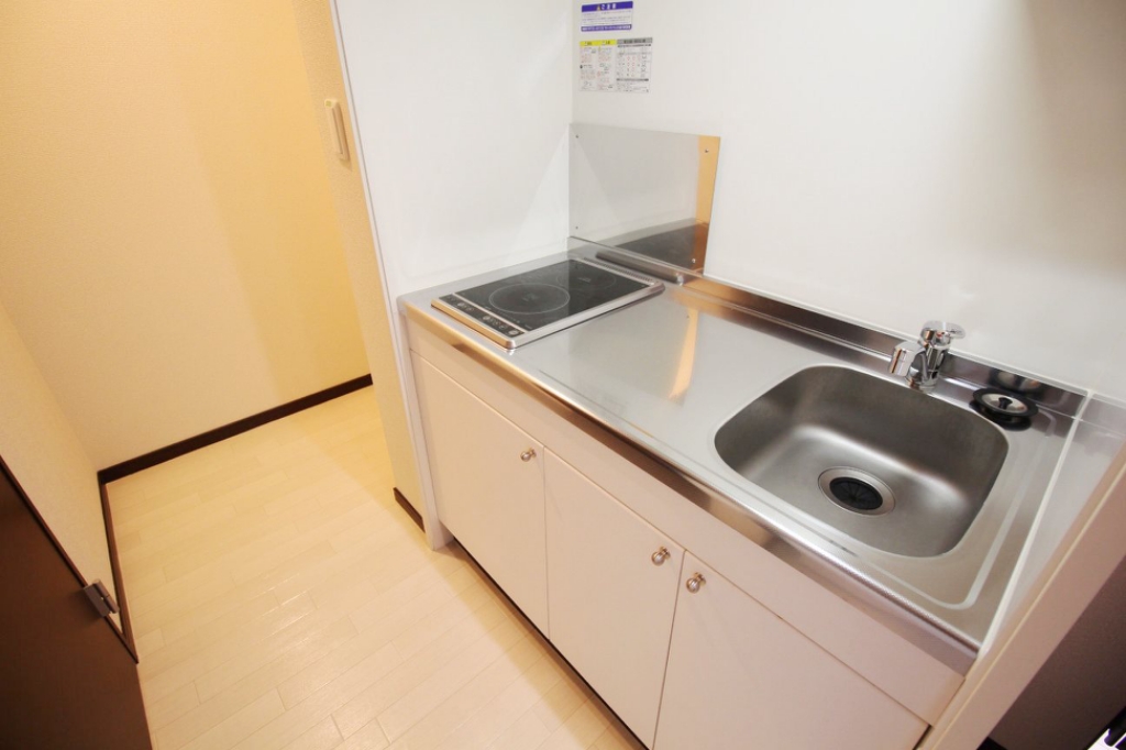 キッチン　IH＆ラジエントヒーターの２口コンロ（※部屋により左右対称）