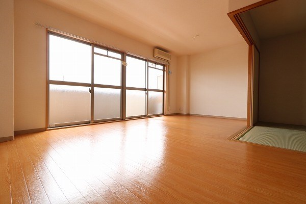 居室・リビング　南から日が入る明るいリビング