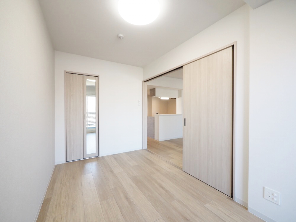 その他部屋・スペース　☆6.2畳の洋室は引き戸を開ければリビングと繋がります☆