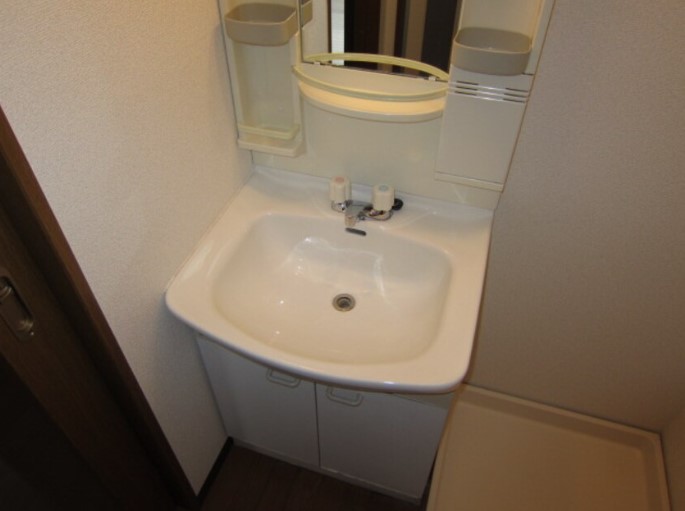 洗面設備　内装は別部屋の参考写真です。