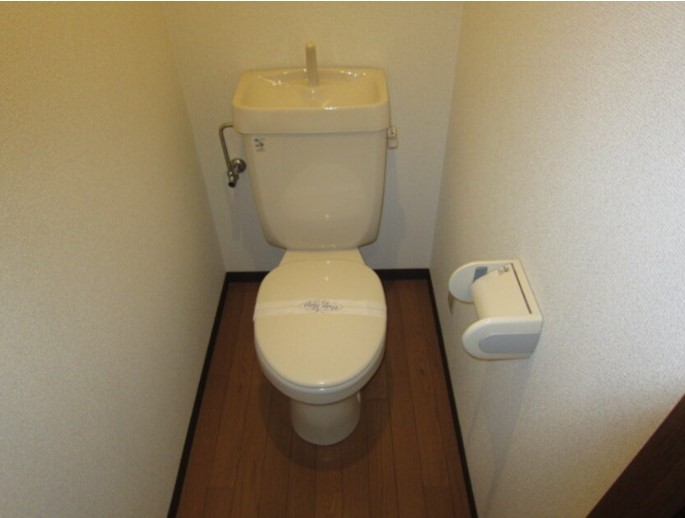 トイレ　内装は別部屋の参考写真です。