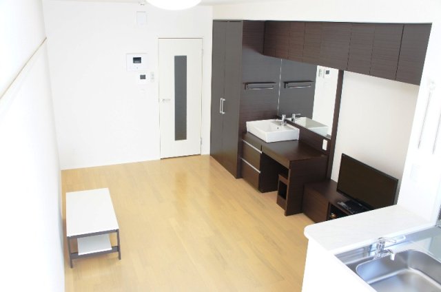 居室・リビング　最寄の小牧原駅から徒歩5分。コンビニ、スーパーも近い。