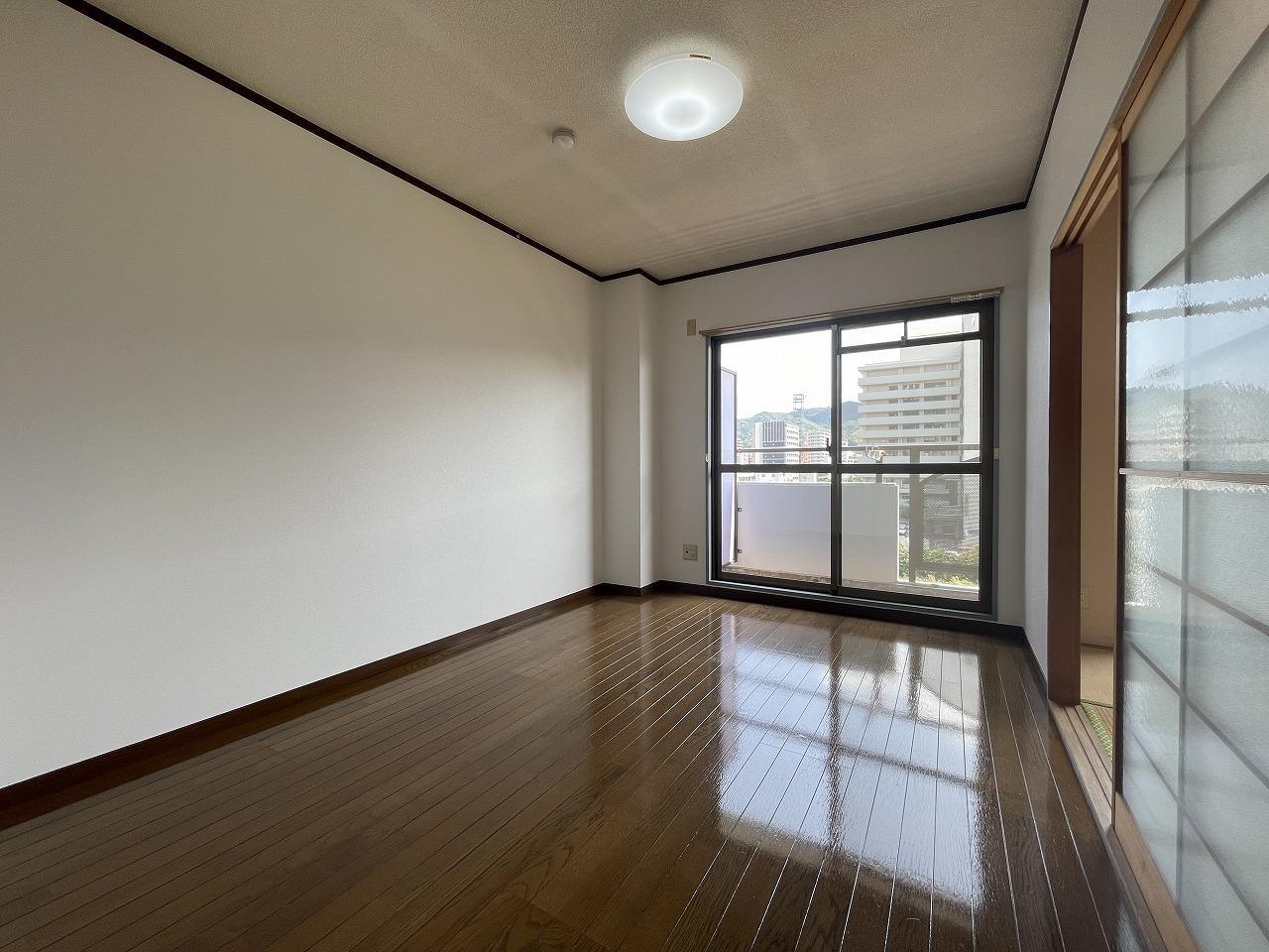 居室・リビング　バルコニーに面した明るい洋室６帖♪