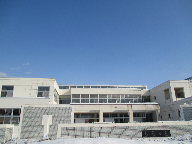 小学校　幕別町立白人小学校（小学校）まで608m