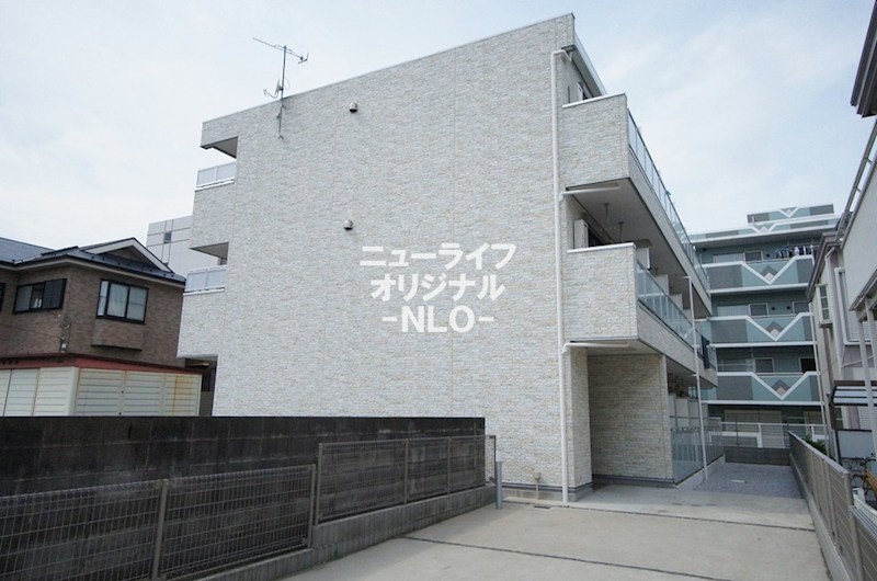 建物外観　本厚木駅徒歩10分、外壁タイル張りで重厚感があります！