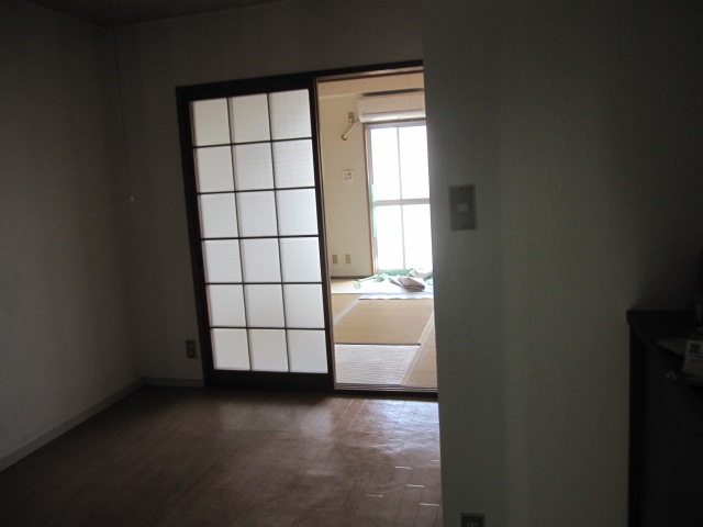 居室・リビング　洋室の続きに和室