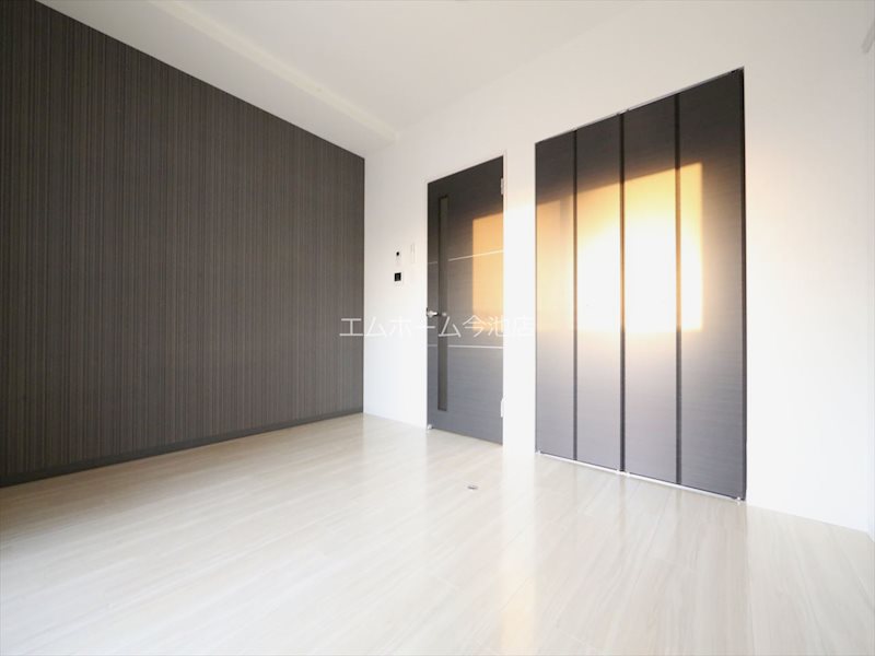 居室・リビング　洋室7.2帖　エアコン付　バルコニーに面しています