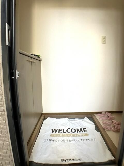 玄関　写真は別の部屋のものです。