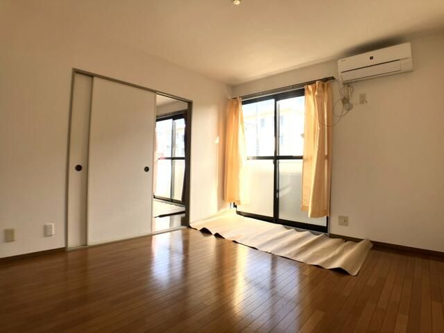 居室・リビング　写真は別の部屋のものです。