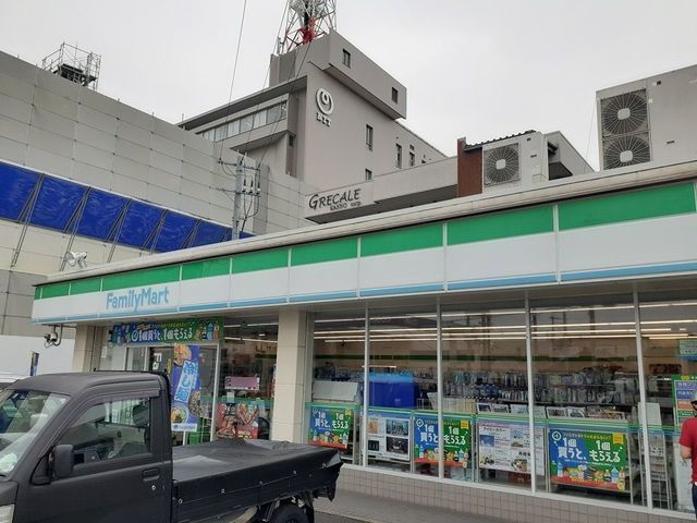 コンビニ　ファミリーマート様（コンビニ）まで400m