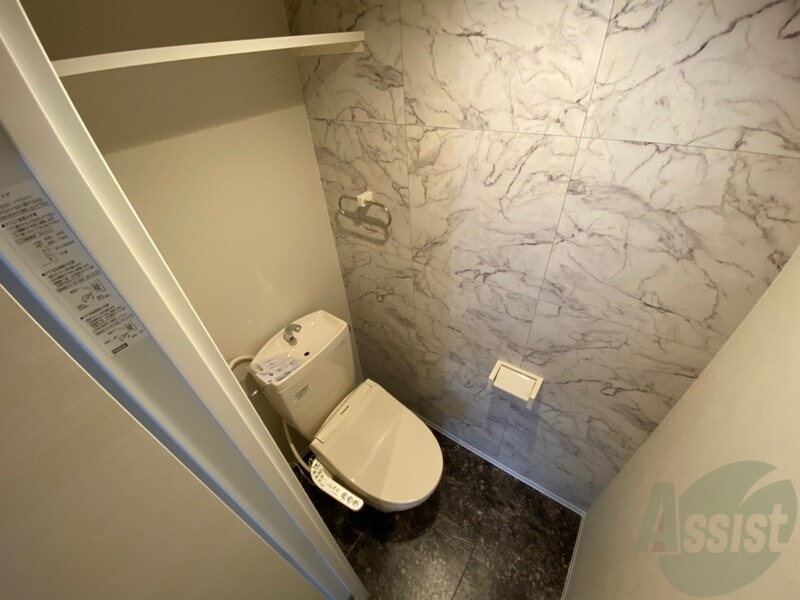 トイレ　トイレの上には物を置くスペースもあるので便利です。