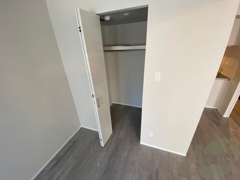 収納　こちらの収納にはハンガーをかけて服もしまえますね。