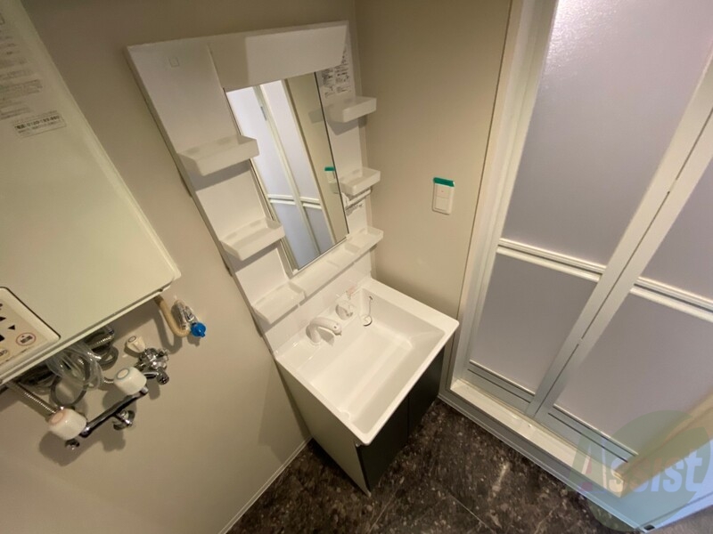 洗面設備　独立洗面台です。大きくてよいですね。シャンプーもできます。