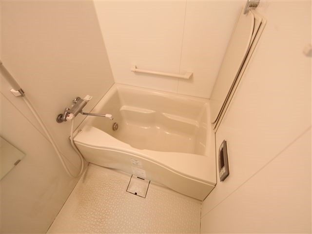 バス・シャワールーム　追い焚き機能　オートバス機能付バスルーム　窓付