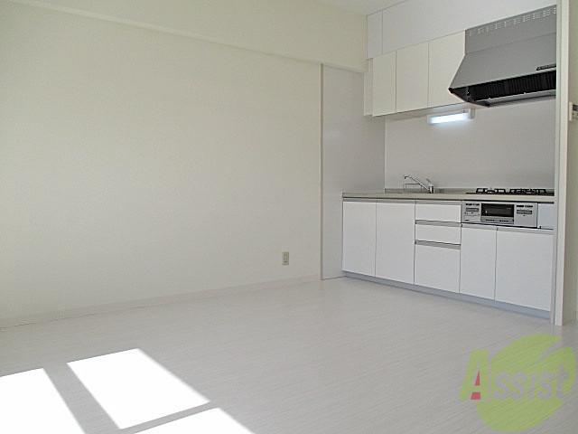 居室・リビング　白を基調とした内装になっているのでとっても明るいですよー♪