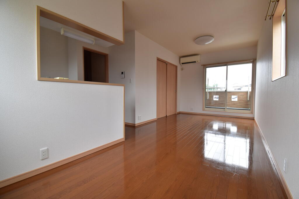 居室・リビング　12.7帖の広々としたリビング♪1LDKです☆