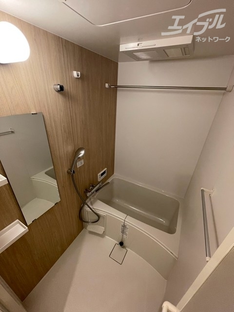 バス・シャワールーム　浴室乾燥機付きのバスルームになります。