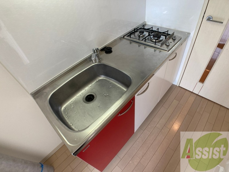 キッチン　シンプルなキッチンです。一人暮らしにはちょうどいいサイズ。