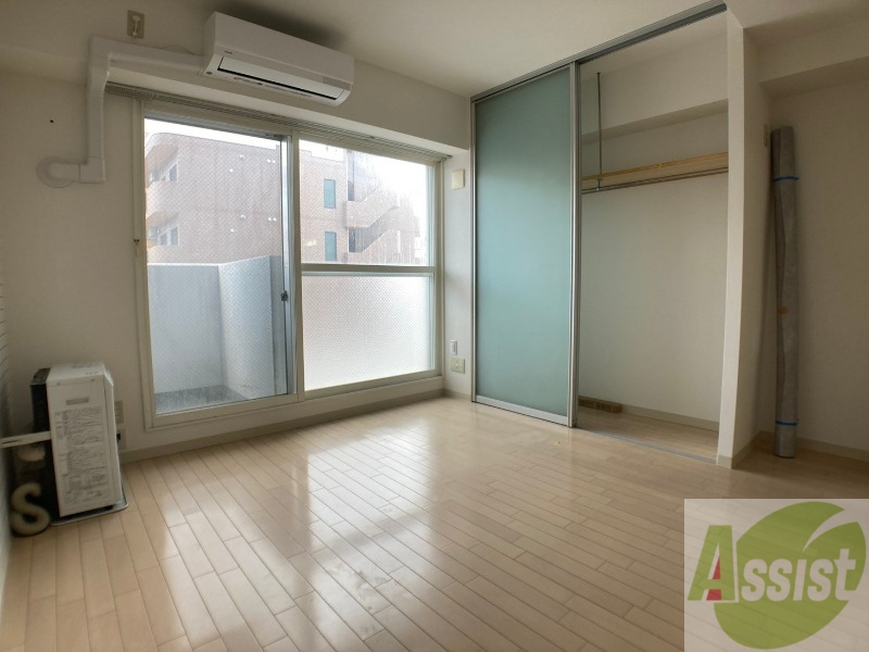 その他部屋・スペース　別の角度から洋室を撮影しました。日射しがあり明るい印象。