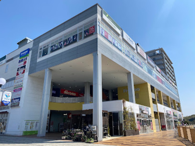 ショッピングセンター　フレスポ若葉台EAST（ショッピングセンター）まで740m