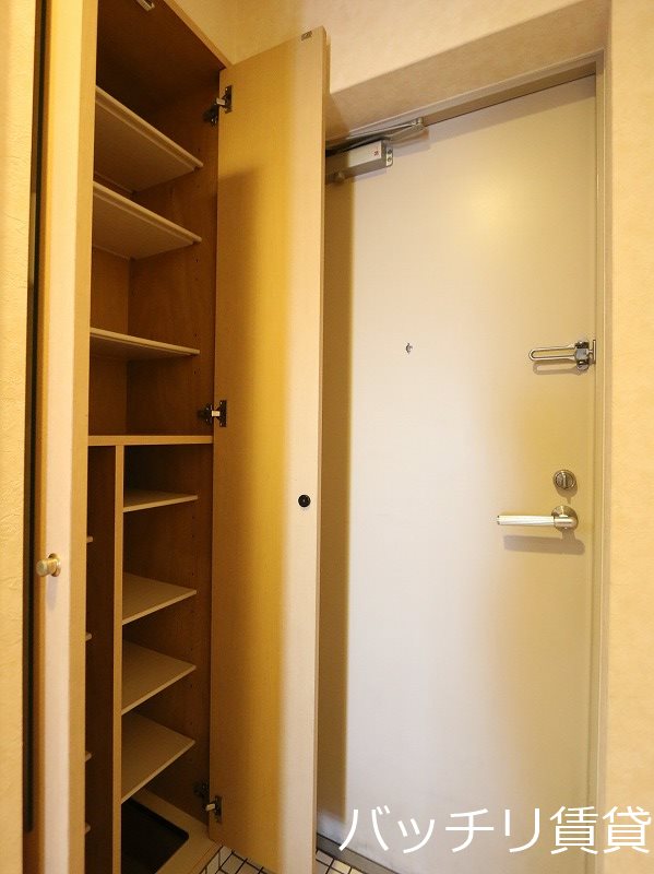 玄関　別号室写真の為現況を優先致します。