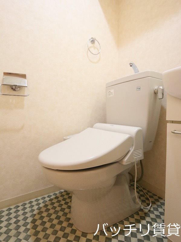 トイレ　別号室写真の為現況を優先致します。