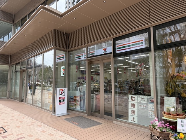 コンビニ　セブンイレブン西新宿５丁目中央店（コンビニ）まで44m