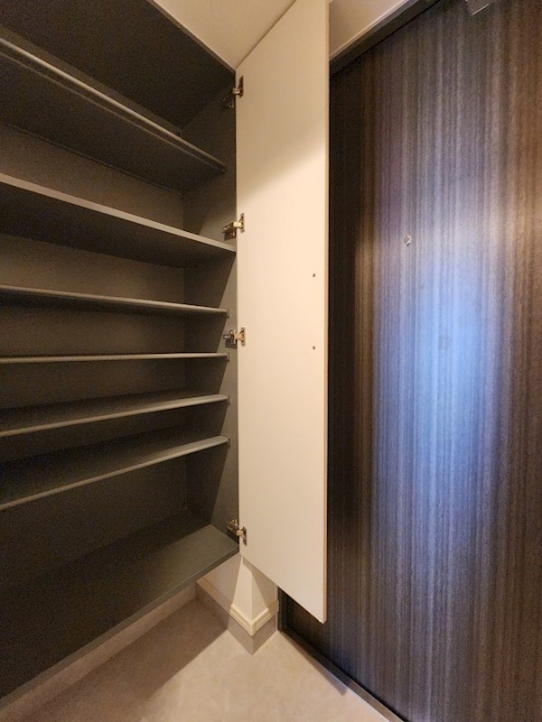 玄関　※別号室の参考写真になります。