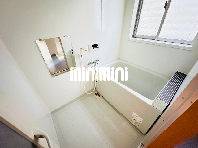 バス・シャワールーム　鏡付きで便利なバスルーム