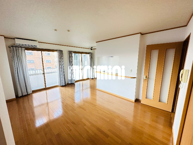 居室・リビング　小窓があり明るいお部屋です