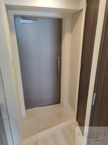玄関　※同タイプの別のお部屋です。